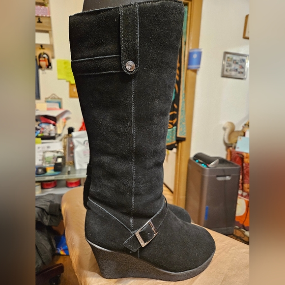 BEARPAW Tall Suede Wedge Boots, Thick Wool Lining and Sheepskin Footbed. - Picture 1 of 9
